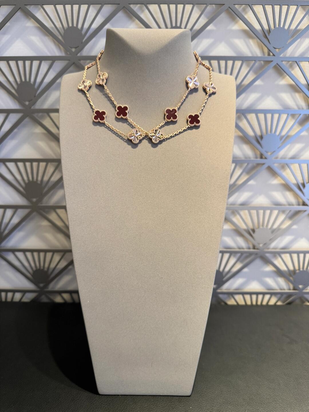 [BIJOUX]COLLIER LASER EN CORNALINE À 20 MOTIFS TRÈFLE