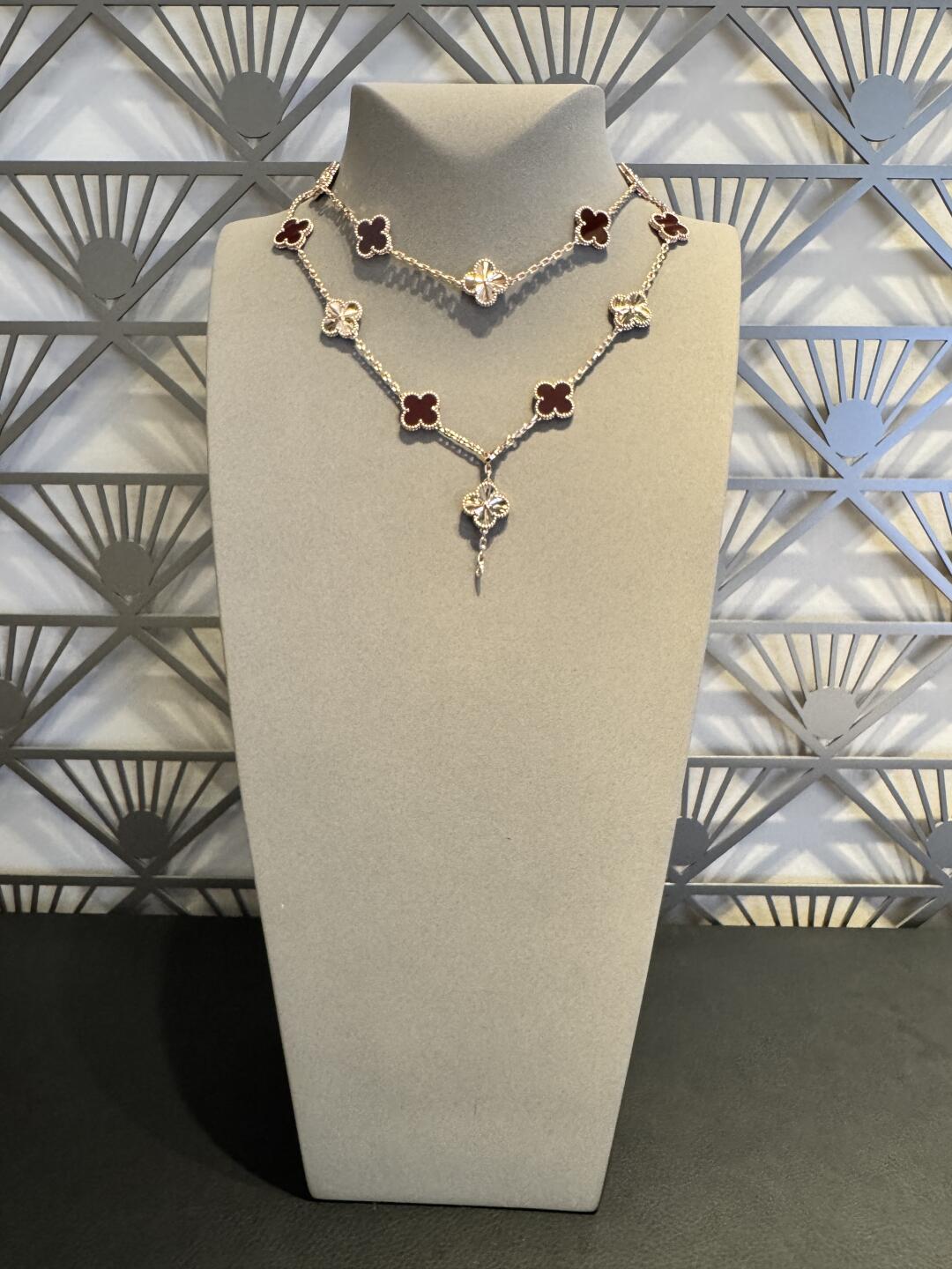 [BIJOUX]COLLIER LASER EN CORNALINE À 20 MOTIFS TRÈFLE