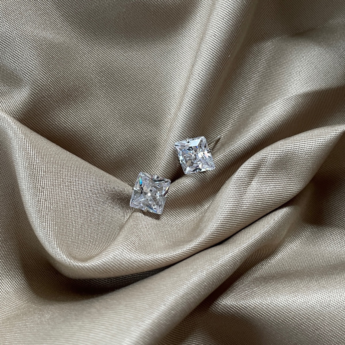 [Goodv]Stylish Shiny Square Center Stone Stud Earrings
