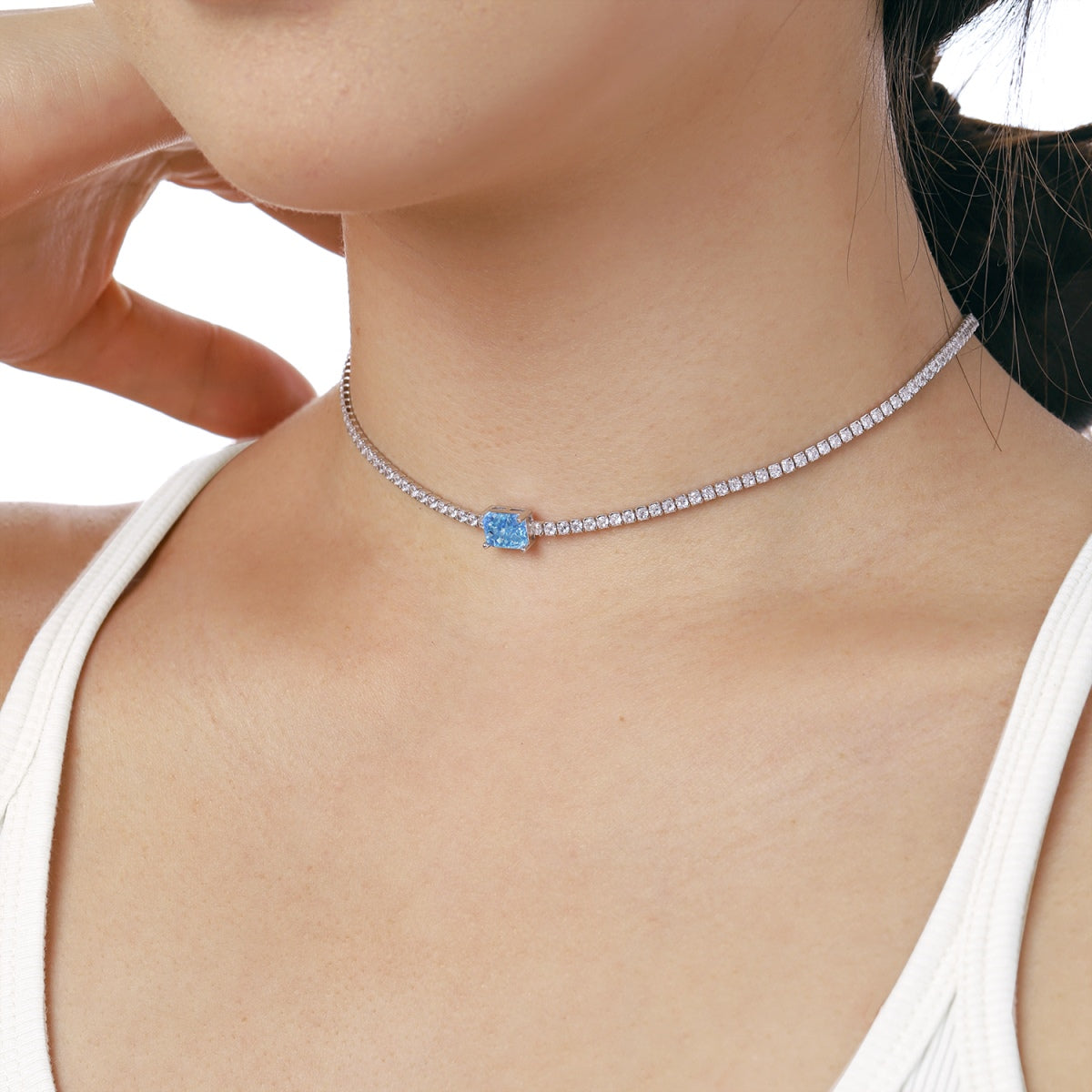 [Goodv]2.0 carat Ornate Emerald Cut Necklace