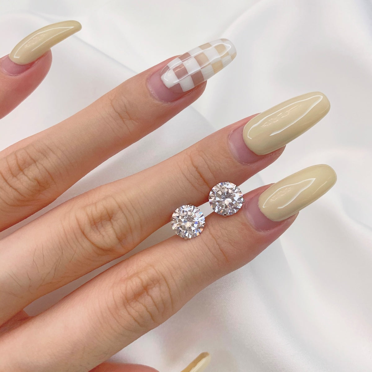 [Goodv]Stylish Shiny Round Center Stone Stud Earrings