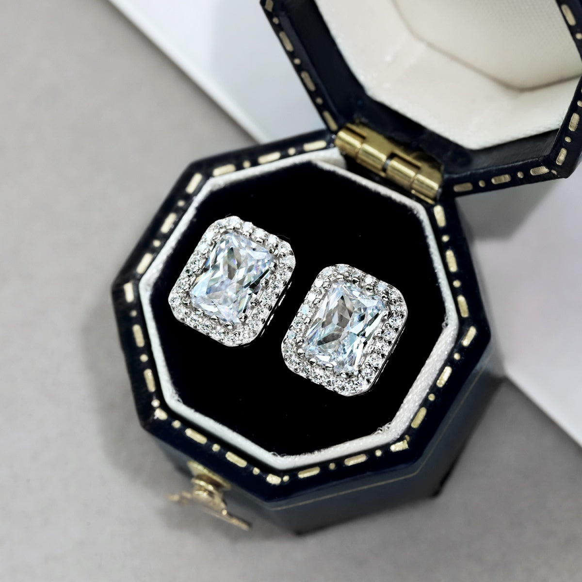 [Goodv]1.0 Carat Luxurious Dainty Emerald Cut Daily Earrings