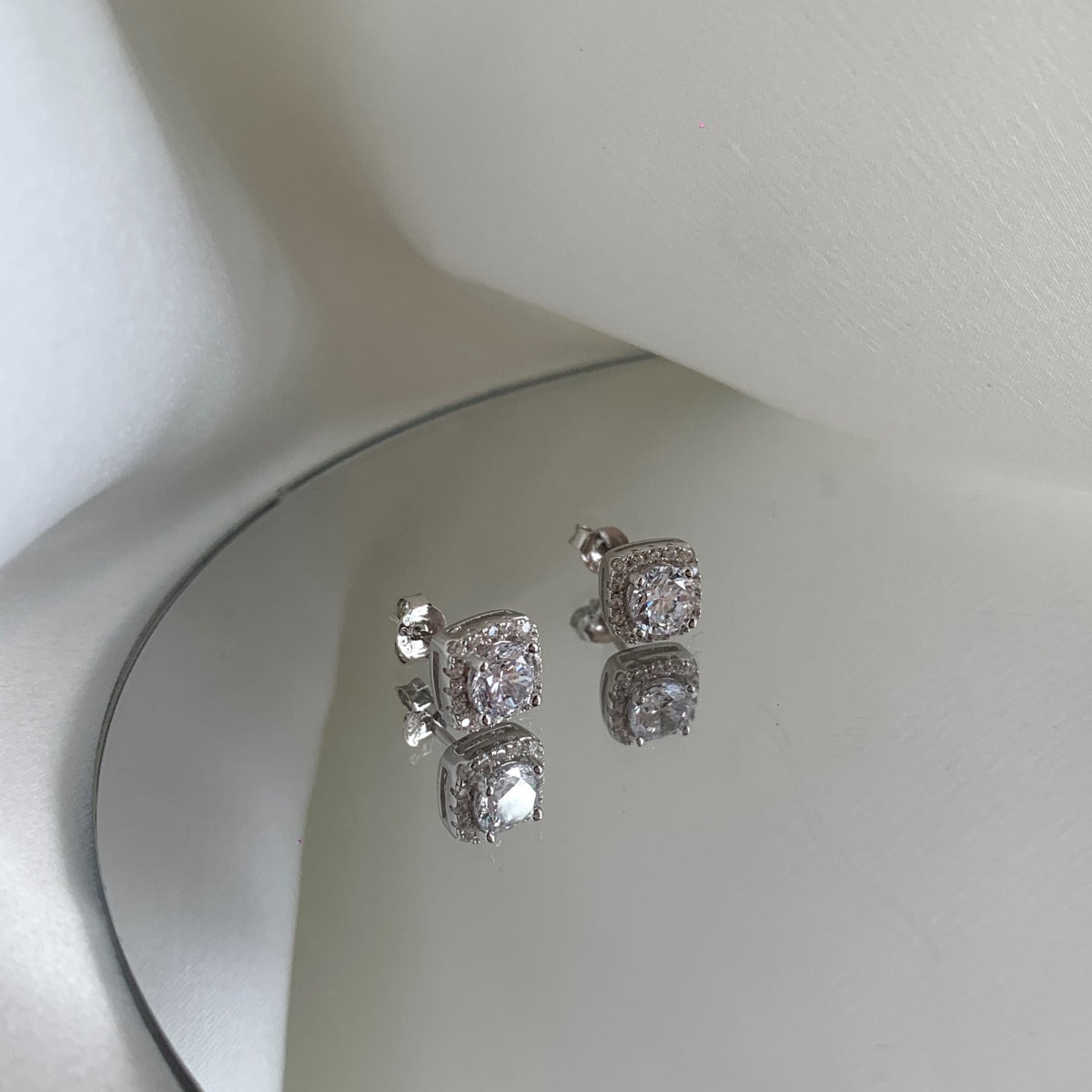 [Goodv]Classic Round Center Stone Stud Earrings