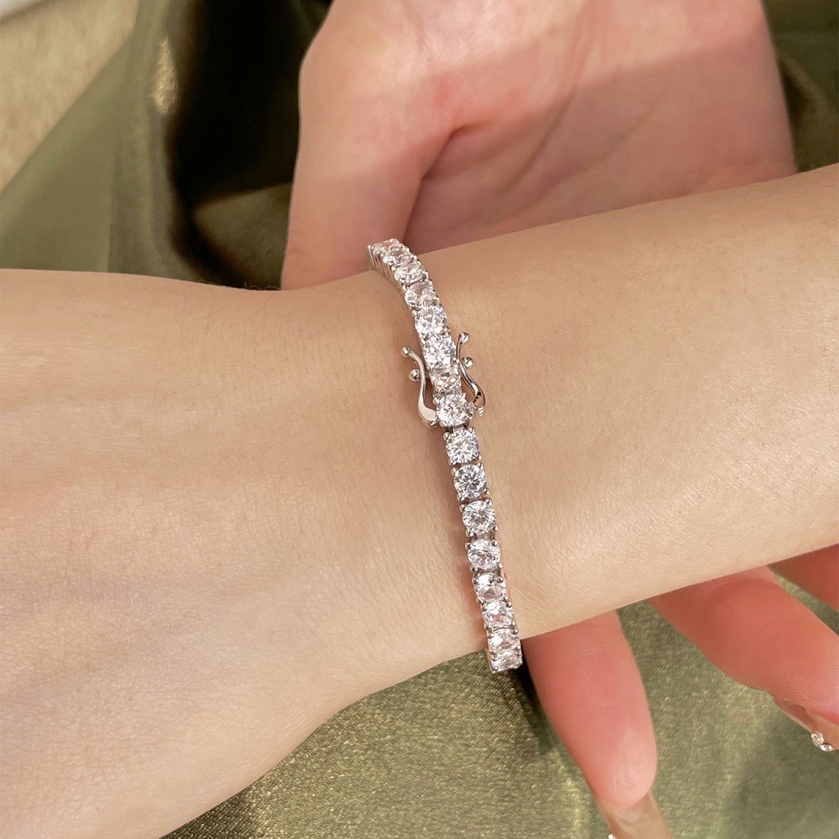 [Goodv] Bracelet de tennis luxueux à coupe ronde ornée