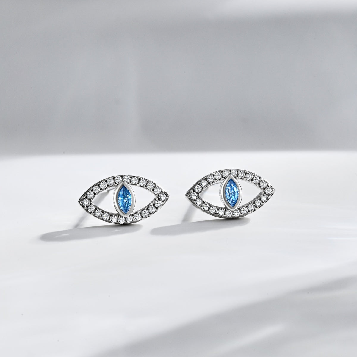 [Goodv]Boucles d'oreilles à clous creux Blue Devil Eyes