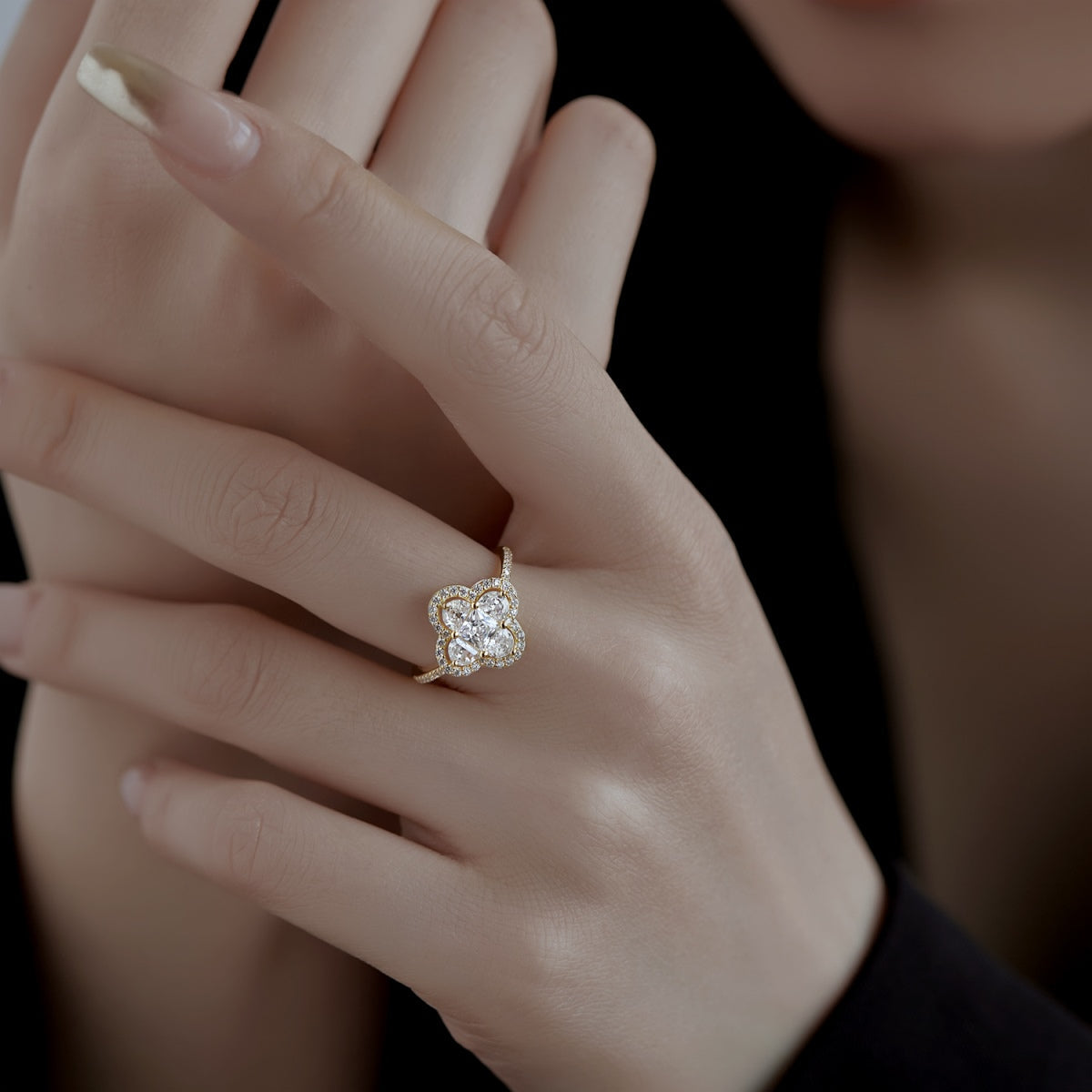 [Goodv]Luxurious Eternity Flower Shape Banquet Ring