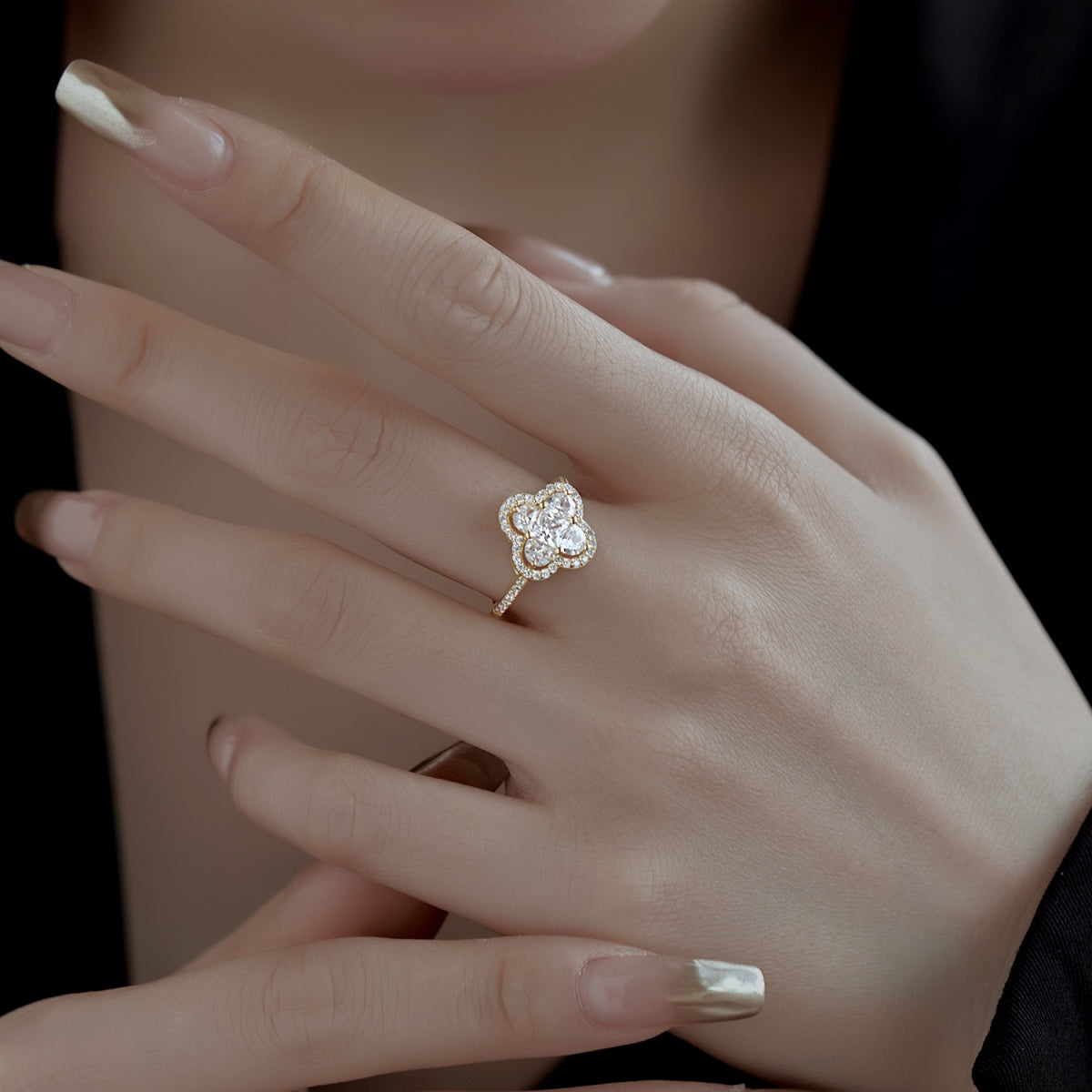 [Goodv]Luxurious Eternity Flower Shape Banquet Ring