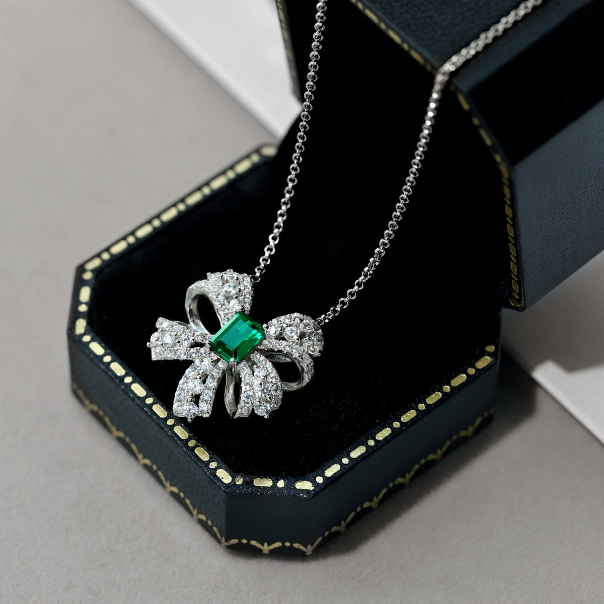 [Goodv]Luxurious Flower Shape Emerald Cut Necklace