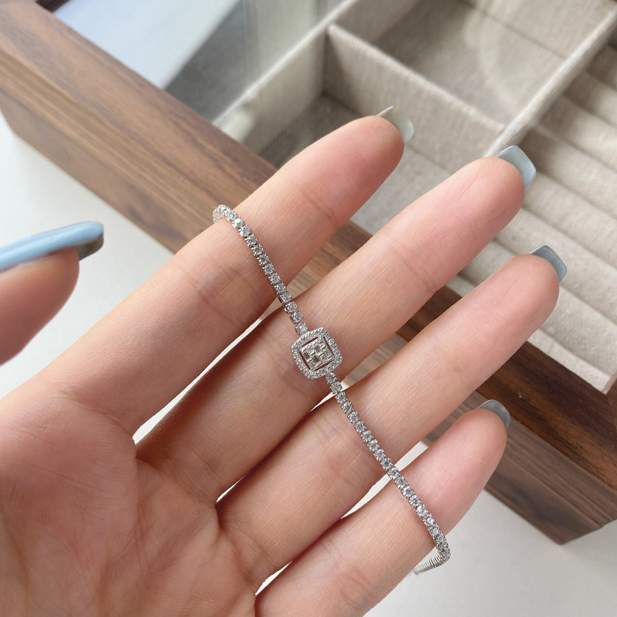 [Goodv] Bracelet de banquet luxueux et éblouissant de forme carrée