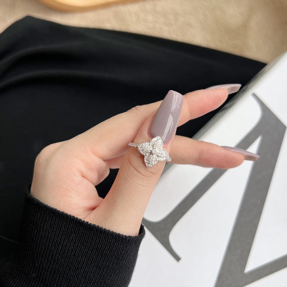[Goodv]Luxurious Colorful Flower Shape Banquet Ring