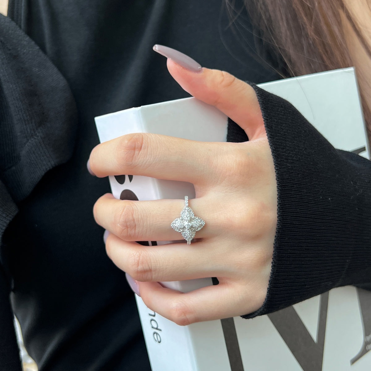 [Goodv]Luxurious Colorful Flower Shape Banquet Ring