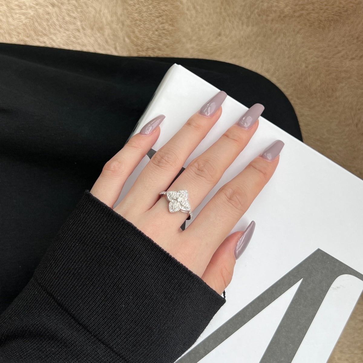 [Goodv]Luxurious Colorful Flower Shape Banquet Ring