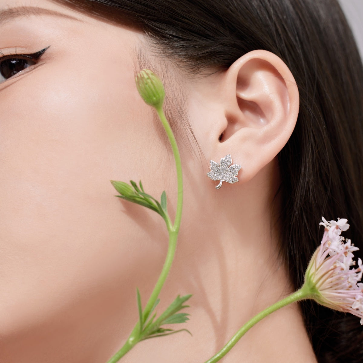 [Goodv]Exquisite Maple Leaf Design Earrings