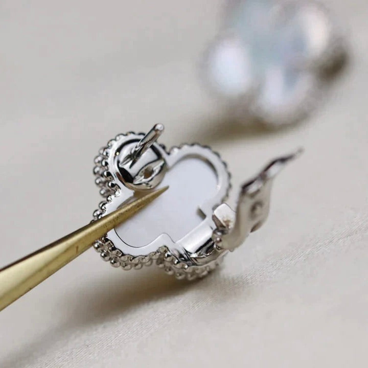 [BIJOUX]CLOVER MEDIUM 1 MOTIFS  WHITE MOP EARRINGS SILVER