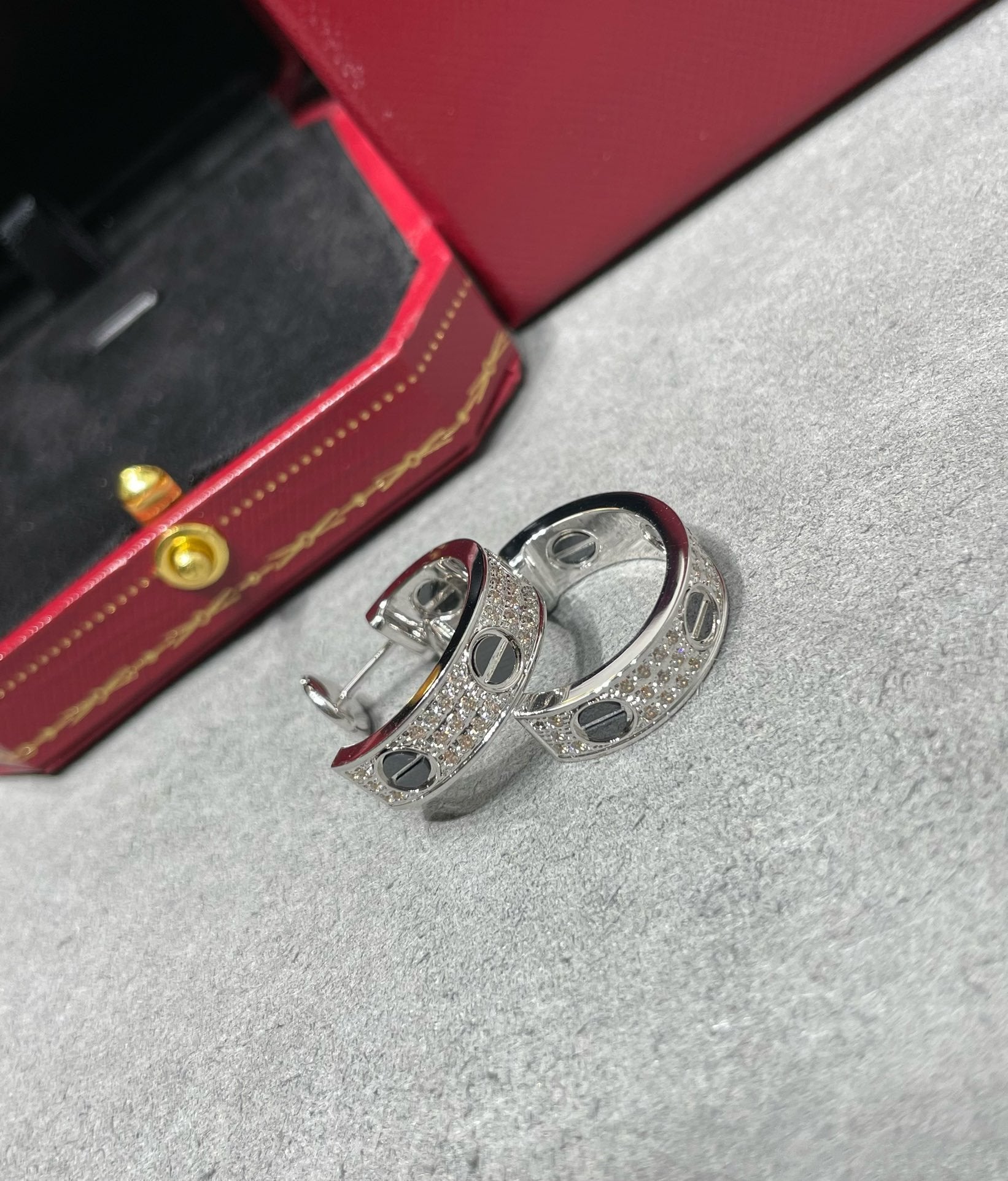 [BIJOUX]LOVE CERAMIC DIAMOND PAVED SILVER EARRINGS