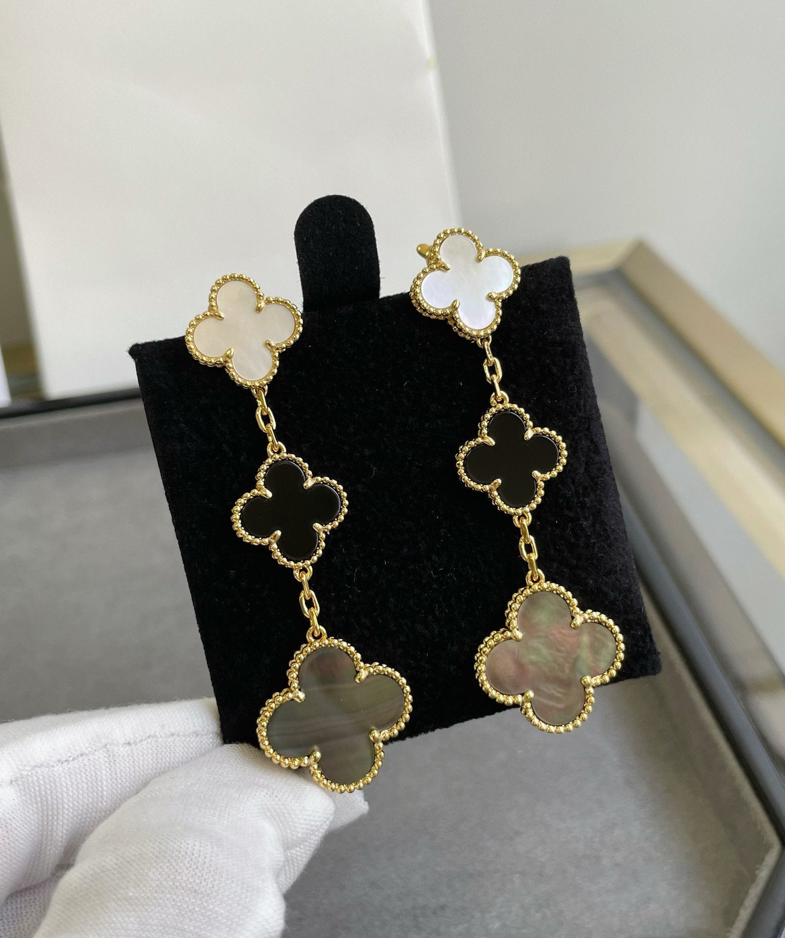 [BIJOUX]CLOVER 3 MOTIF MOP ONYX DARK MOP PINK GOLD EARRINGS