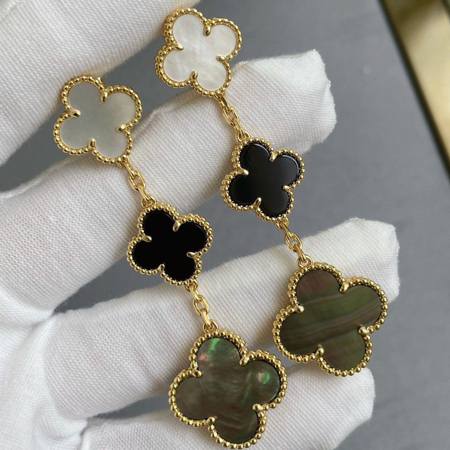 [Topon]CLOVER 3 MOTIF MOP ONYX DARK MOP PINK GOLD EARRINGS