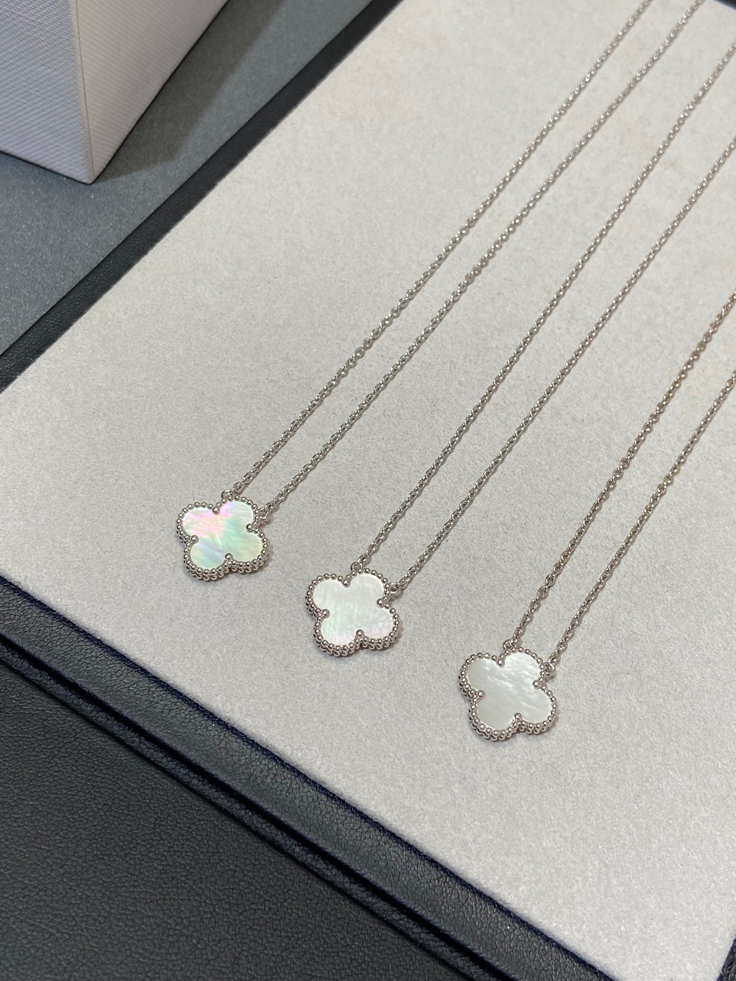 [BIJOUX]CLOVER MEDIUM SILVER WHITE MOP NECKLACE