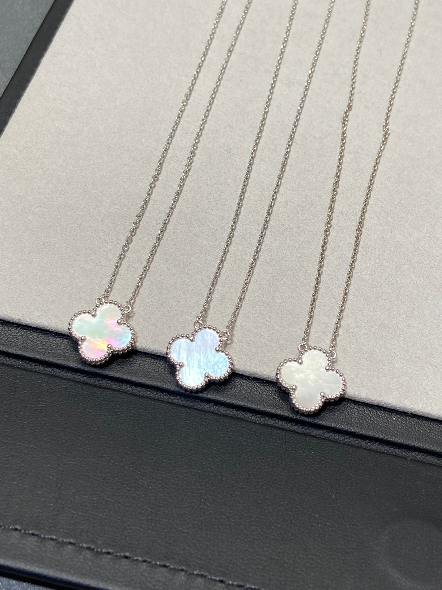 [BIJOUX]CLOVER MEDIUM SILVER WHITE MOP NECKLACE