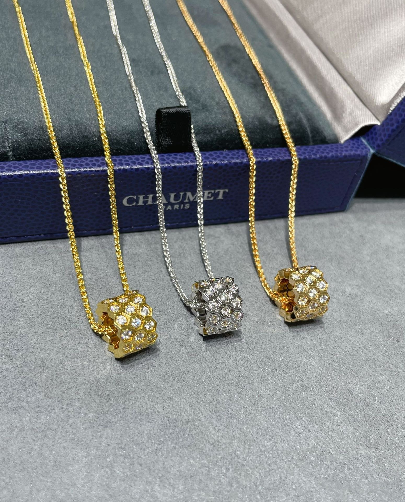 [BIJOUX] COLLIER 3 RANGS PAVÉ DE DIAMANTS BEE LOVE