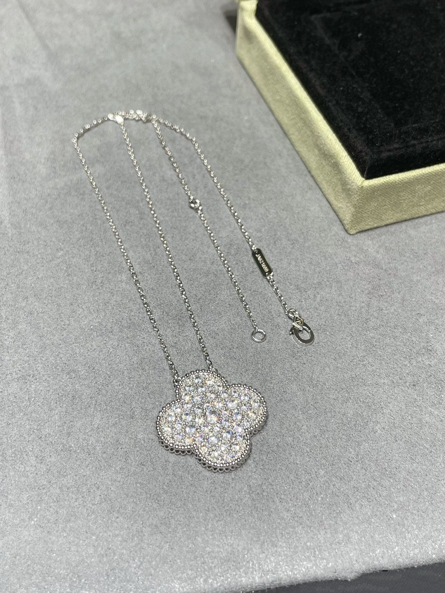 [BIJOUX]CLOVER 25MM LARGE PENDANT DIAMOND PAVED SILVER NECKLACE