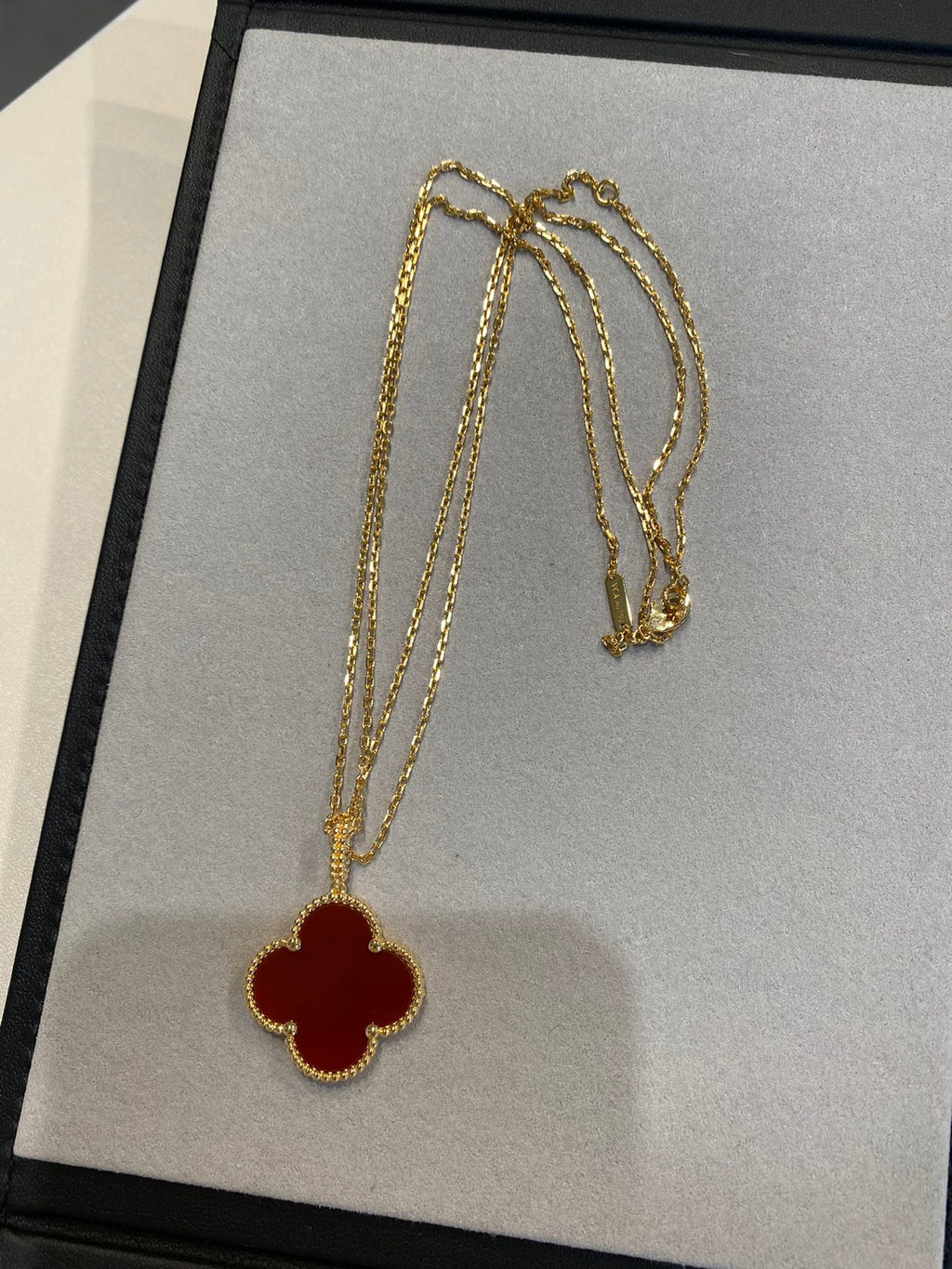 [Goodv]CLOVER LARGE WHITE CARNELIANS GOLD NECKLACE