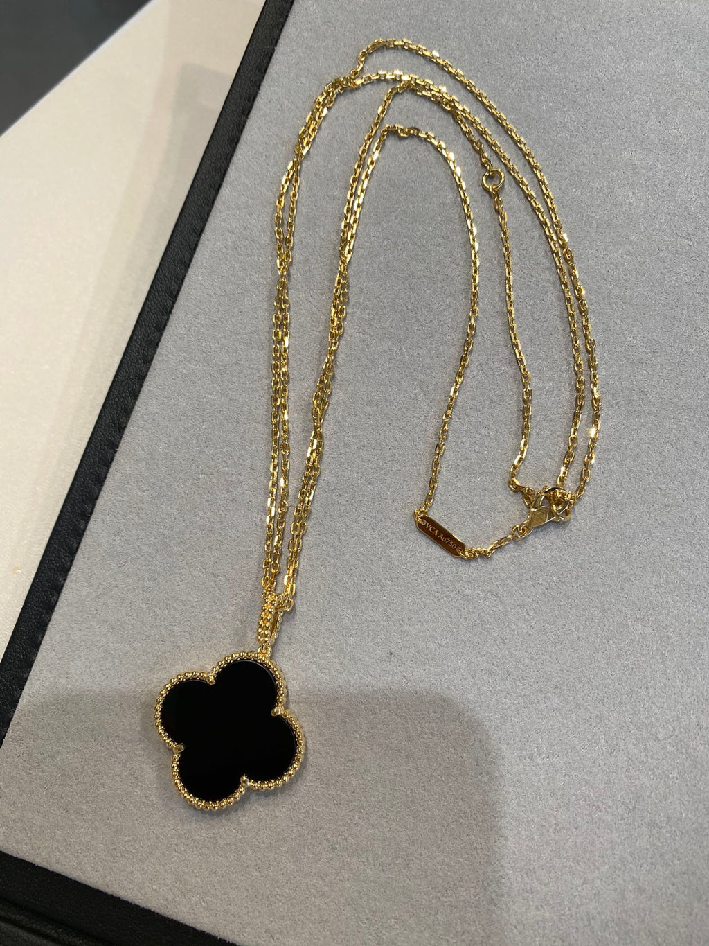 [Goodv]CLOVER LARGE WHITE CARNELIANS GOLD NECKLACE