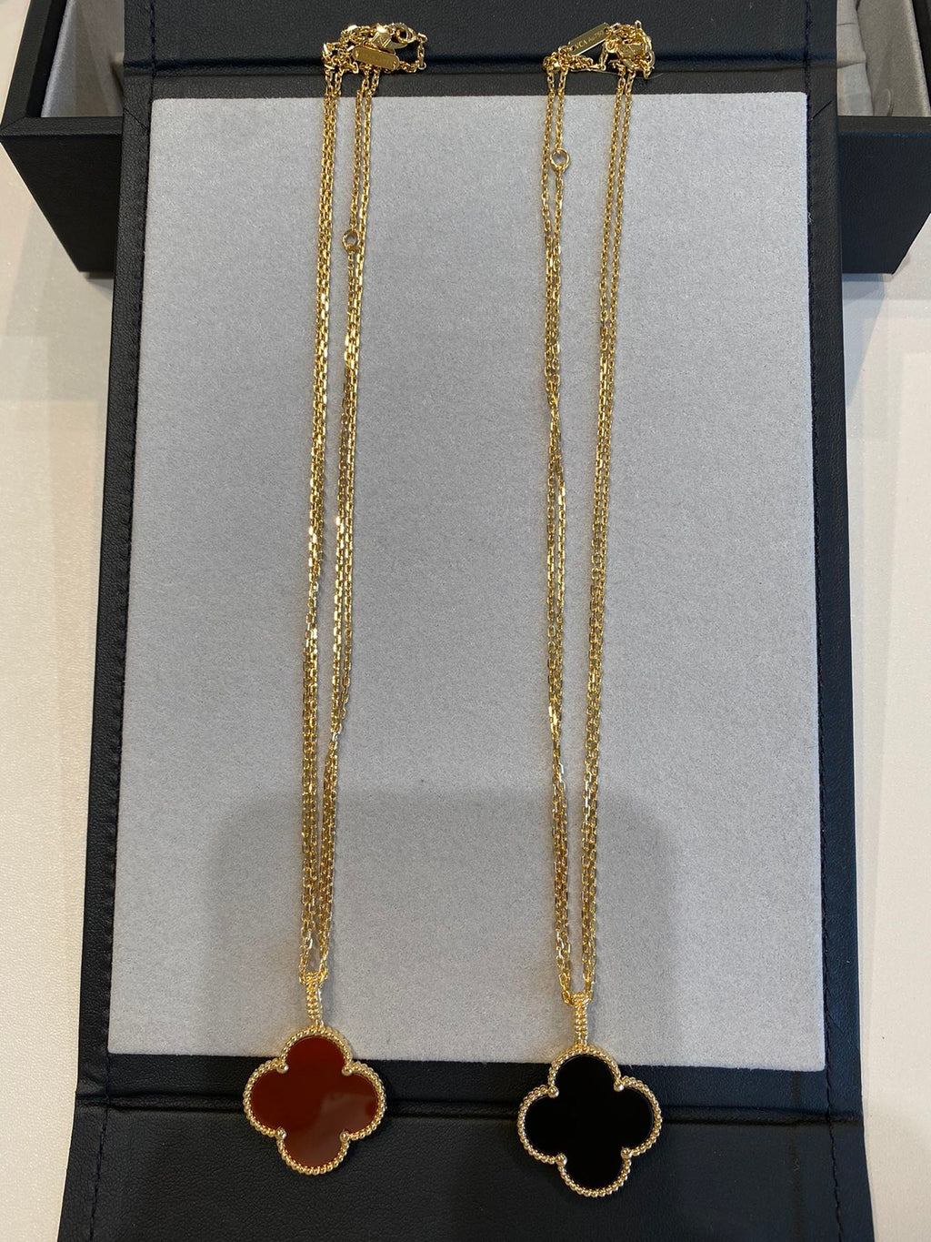 [Goodv]CLOVER LARGE WHITE CARNELIANS GOLD NECKLACE