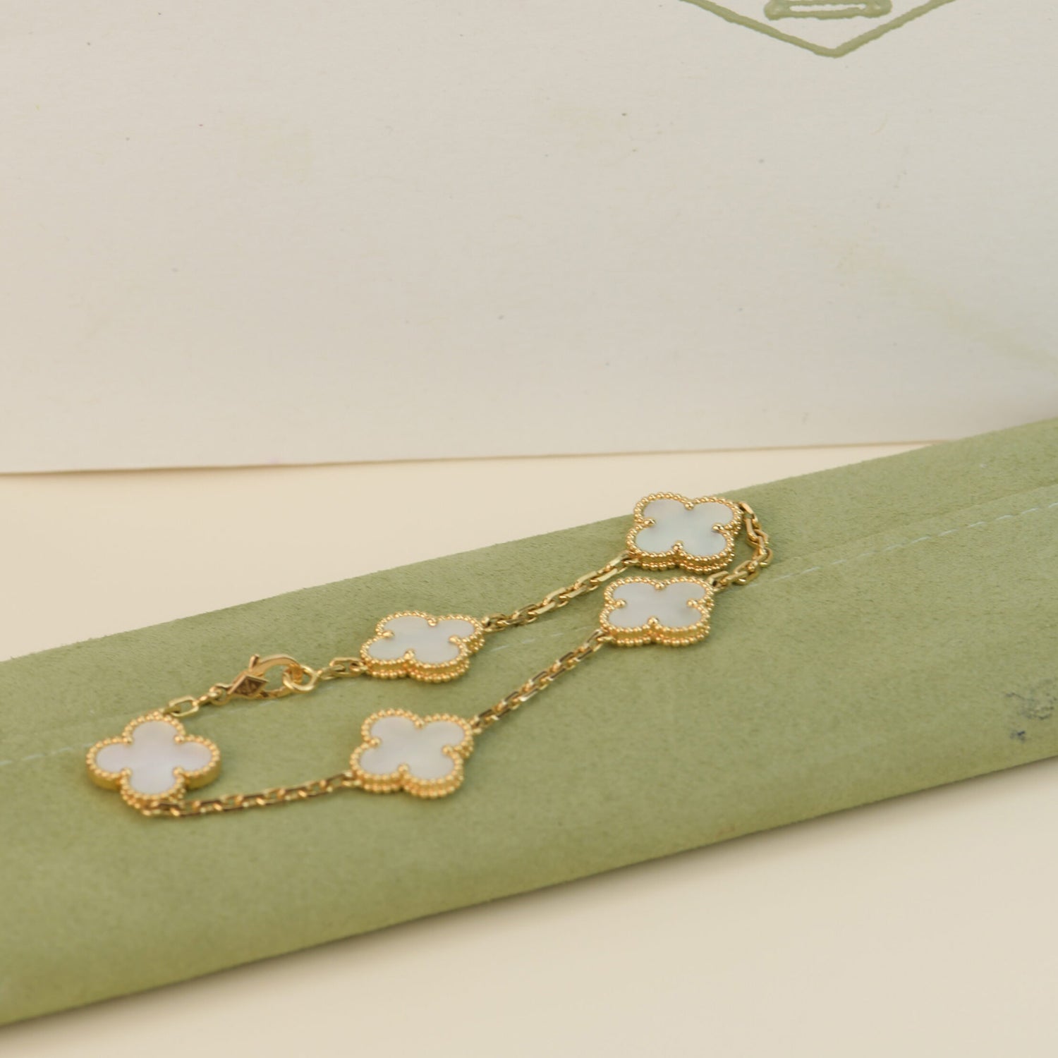 [BIJOUX]BRACELET NACRE BLANCHE À 5 MOTIFS TRÈFLE