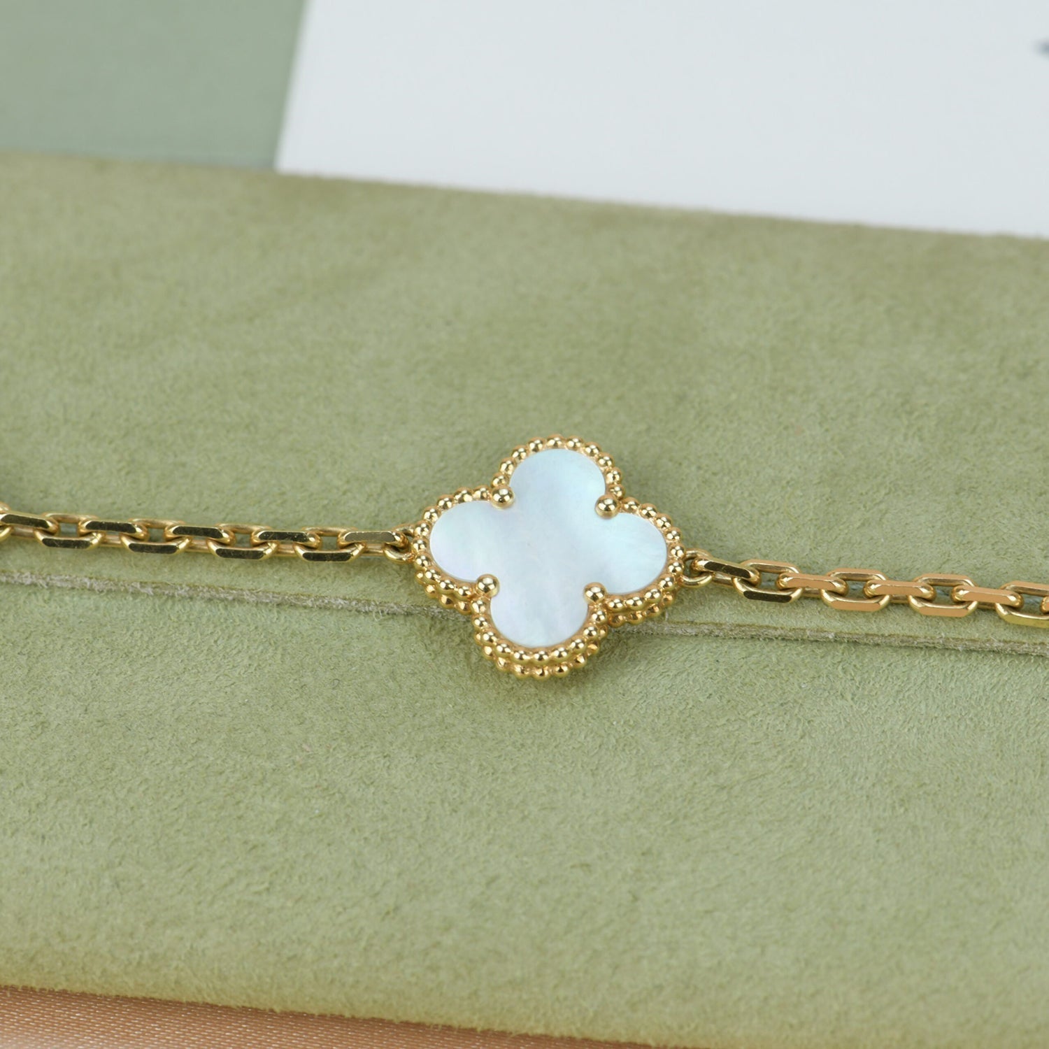 [BIJOUX]BRACELET NACRE BLANCHE À 5 MOTIFS TRÈFLE