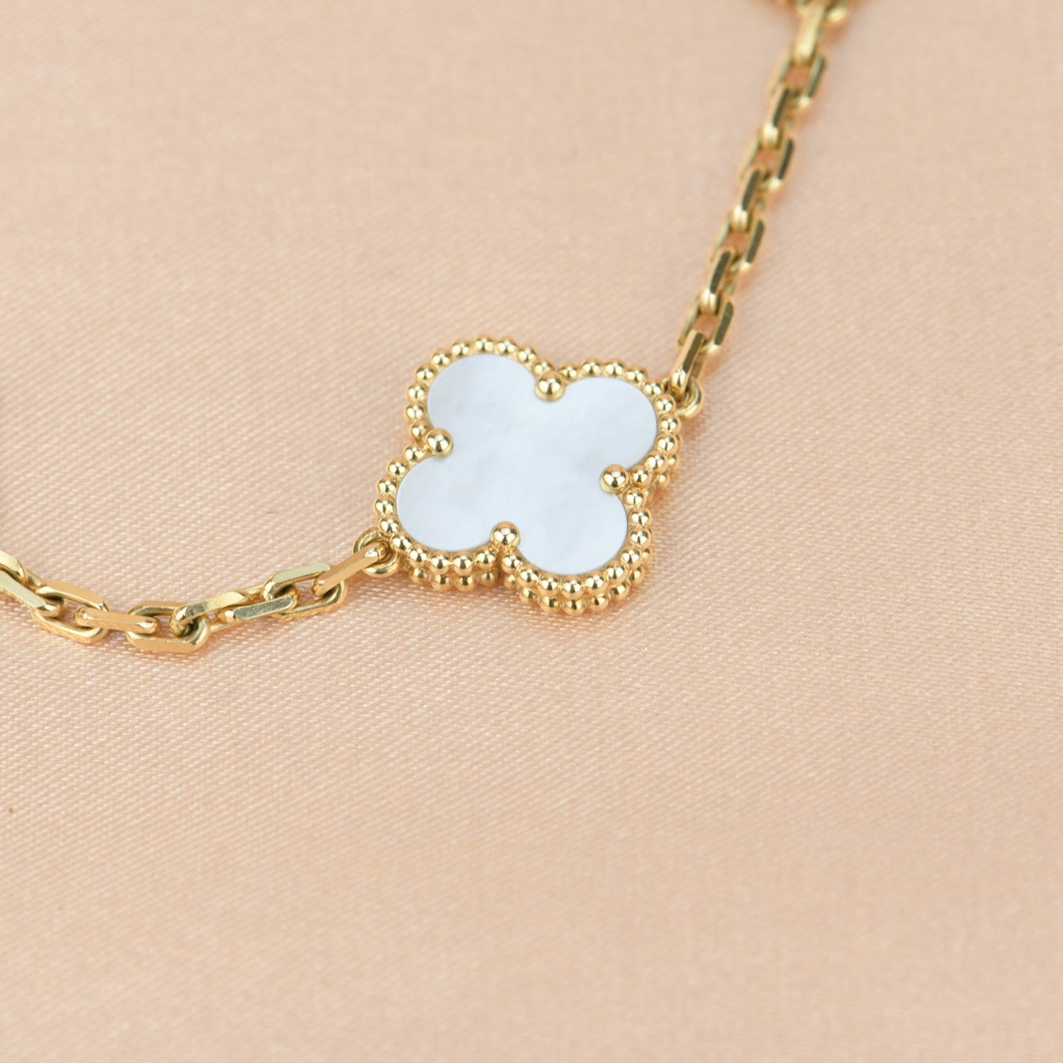 [BIJOUX]BRACELET NACRE BLANCHE À 5 MOTIFS TRÈFLE