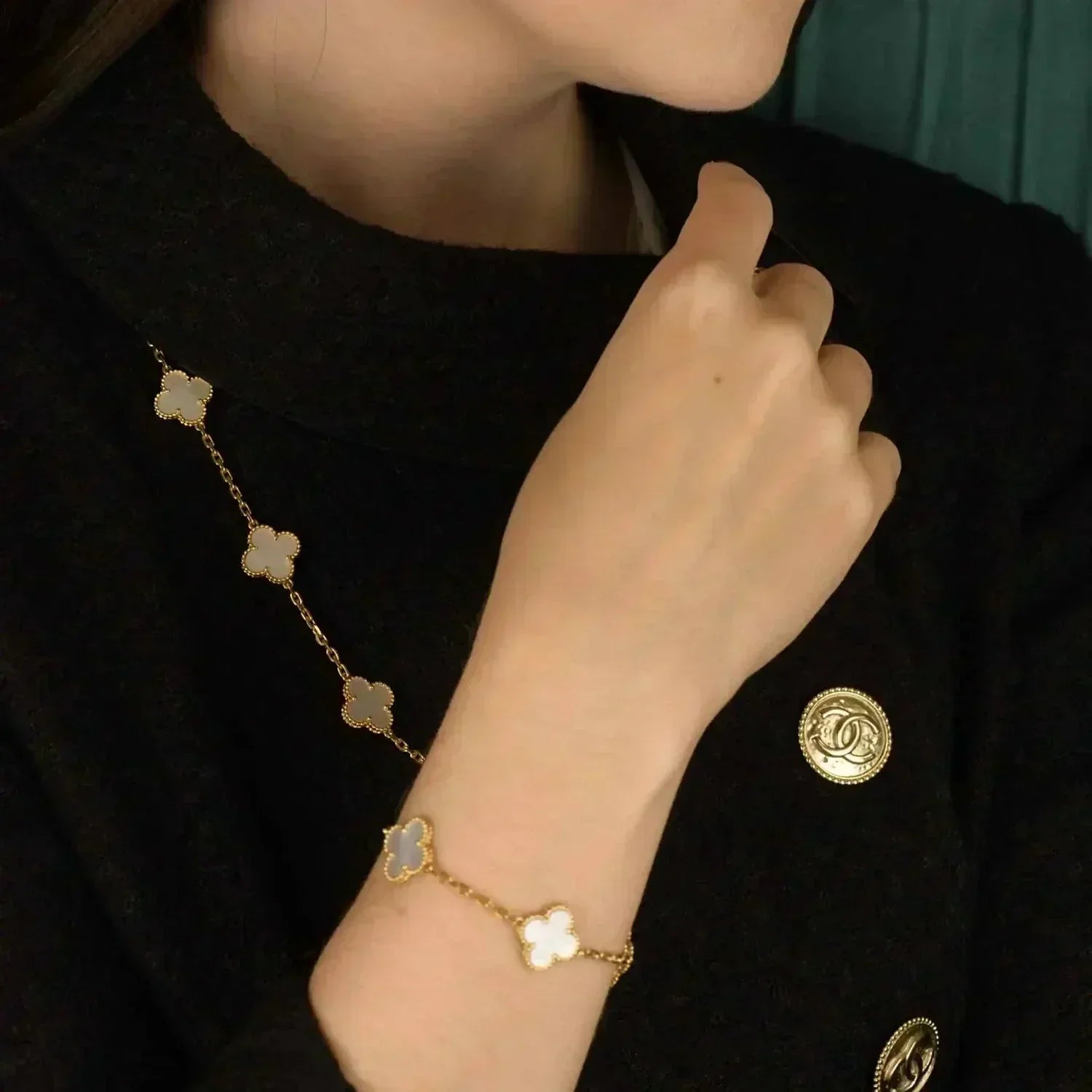 [BIJOUX]BRACELET NACRE BLANCHE À 5 MOTIFS TRÈFLE