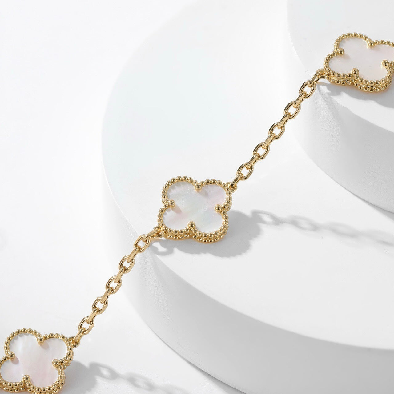[BIJOUX] COLLIER NACRE BLANCHE 10 MOTIFS TRÈFLE
