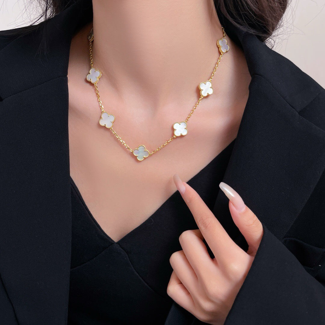 [BIJOUX] COLLIER NACRE BLANCHE 10 MOTIFS TRÈFLE