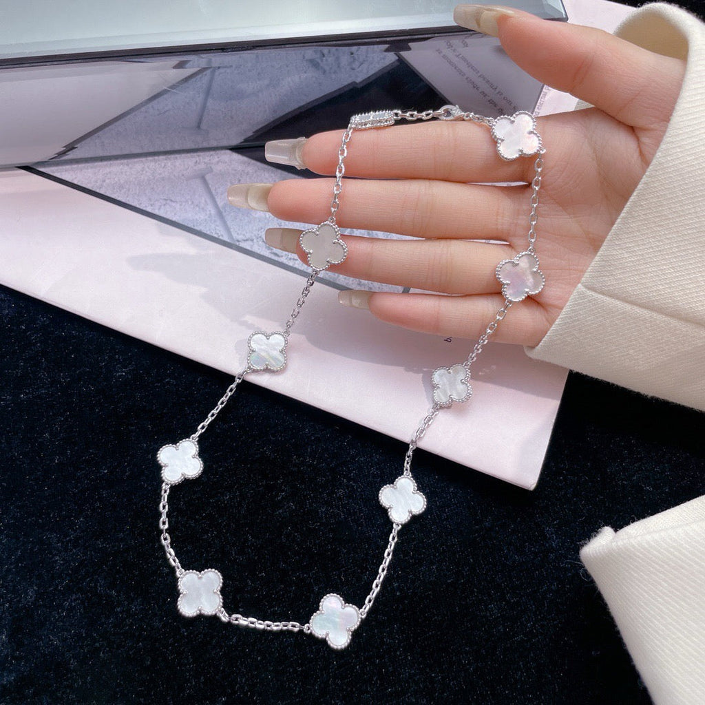 [BIJOUX] COLLIER NACRE BLANCHE 10 MOTIFS TRÈFLE
