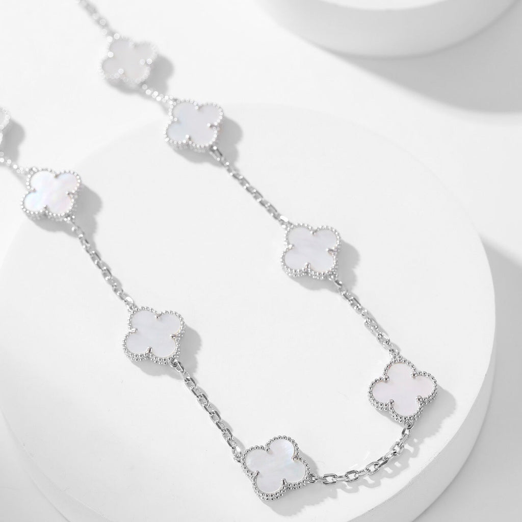 [BIJOUX] COLLIER NACRE BLANCHE 10 MOTIFS TRÈFLE