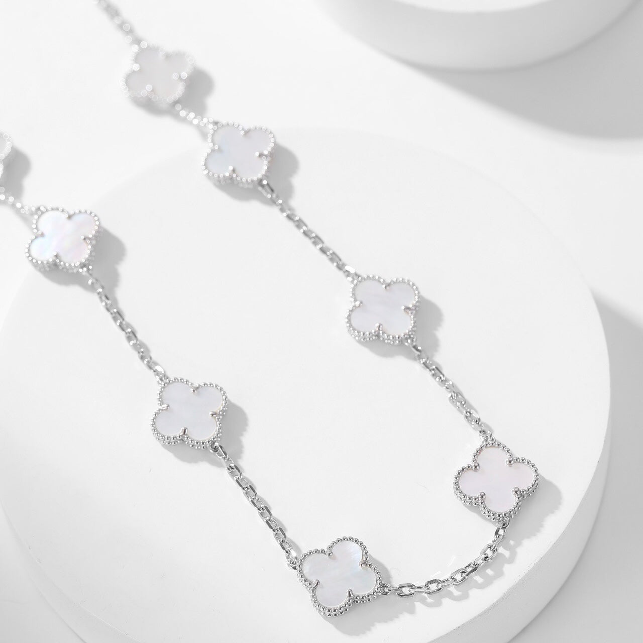 [BIJOUX] COLLIER NACRE BLANCHE 10 MOTIFS TRÈFLE