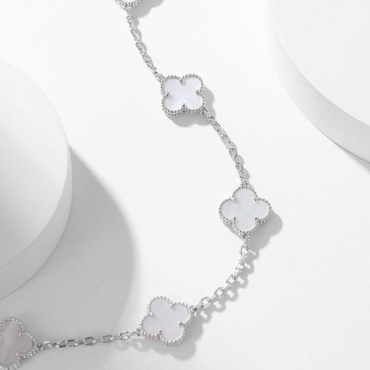 [BIJOUX] COLLIER NACRE BLANCHE 10 MOTIFS TRÈFLE