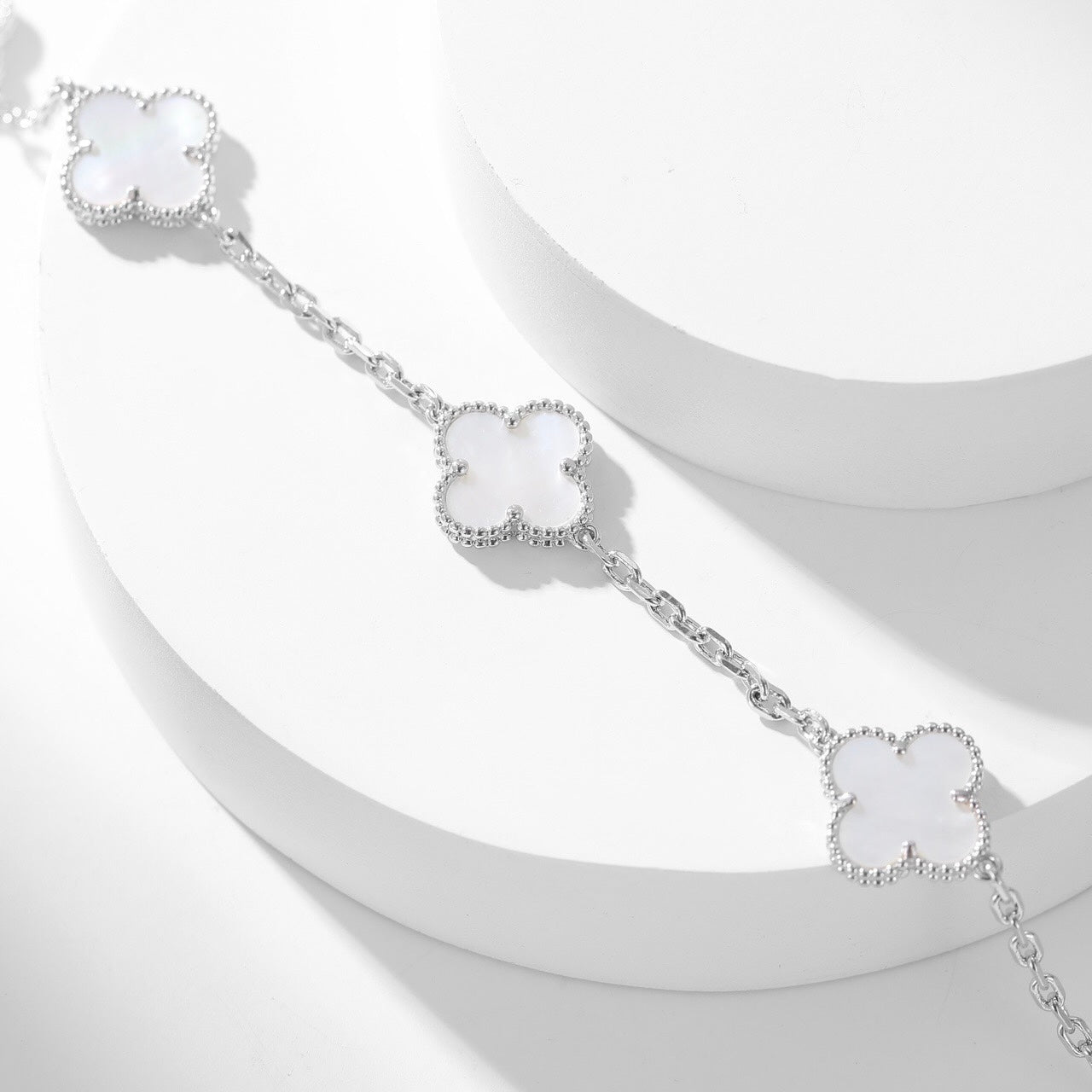 [BIJOUX] COLLIER NACRE BLANCHE 10 MOTIFS TRÈFLE
