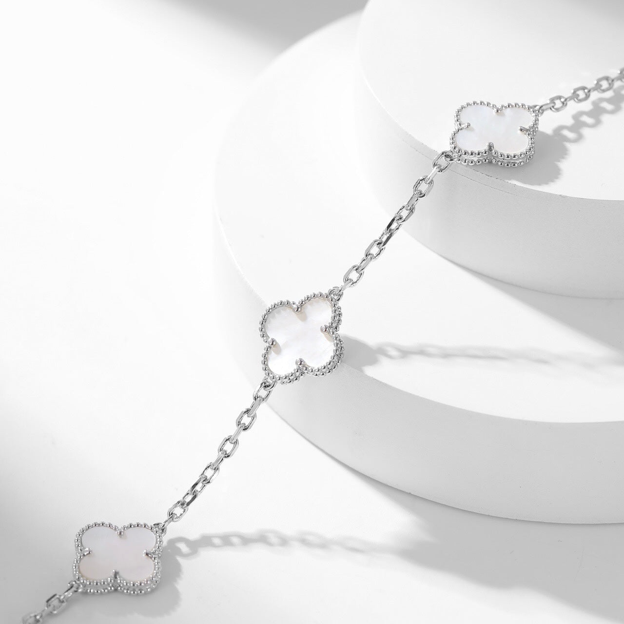 [BIJOUX] COLLIER NACRE BLANCHE 10 MOTIFS TRÈFLE