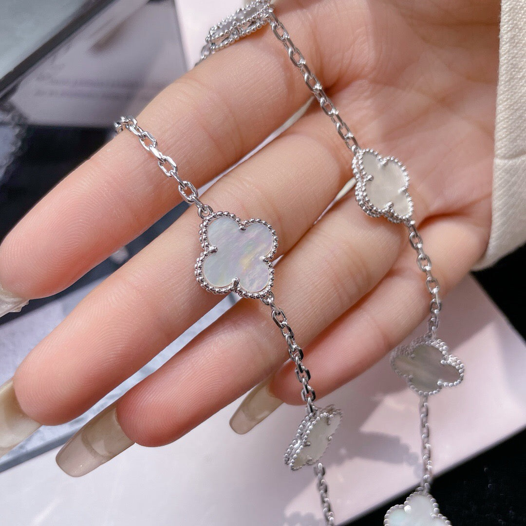 [BIJOUX] COLLIER NACRE BLANCHE 10 MOTIFS TRÈFLE