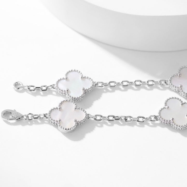 [BIJOUX] COLLIER NACRE BLANCHE 10 MOTIFS TRÈFLE