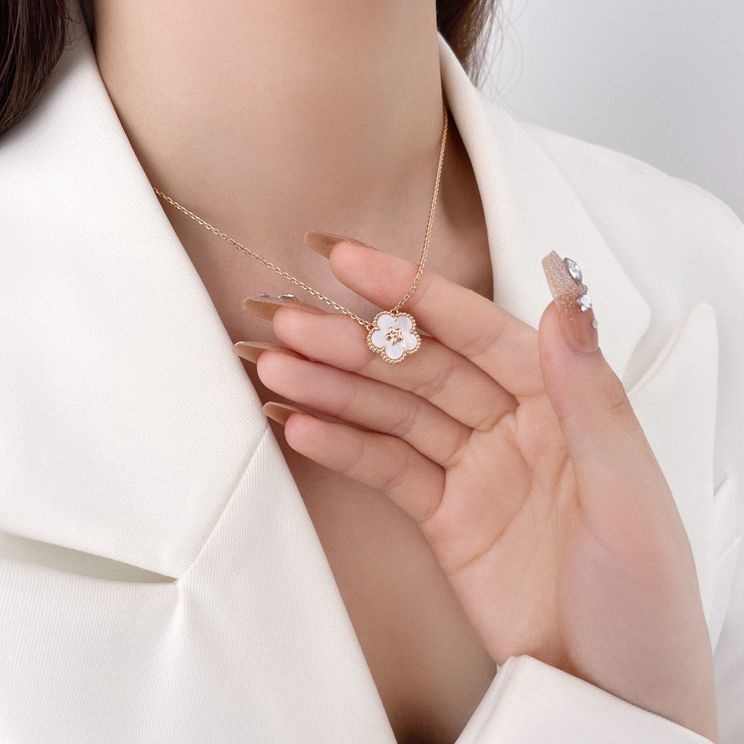 [BIJOUX]LUCKY  WHITE MOP  PLUM BLOSSOM NECKLACE