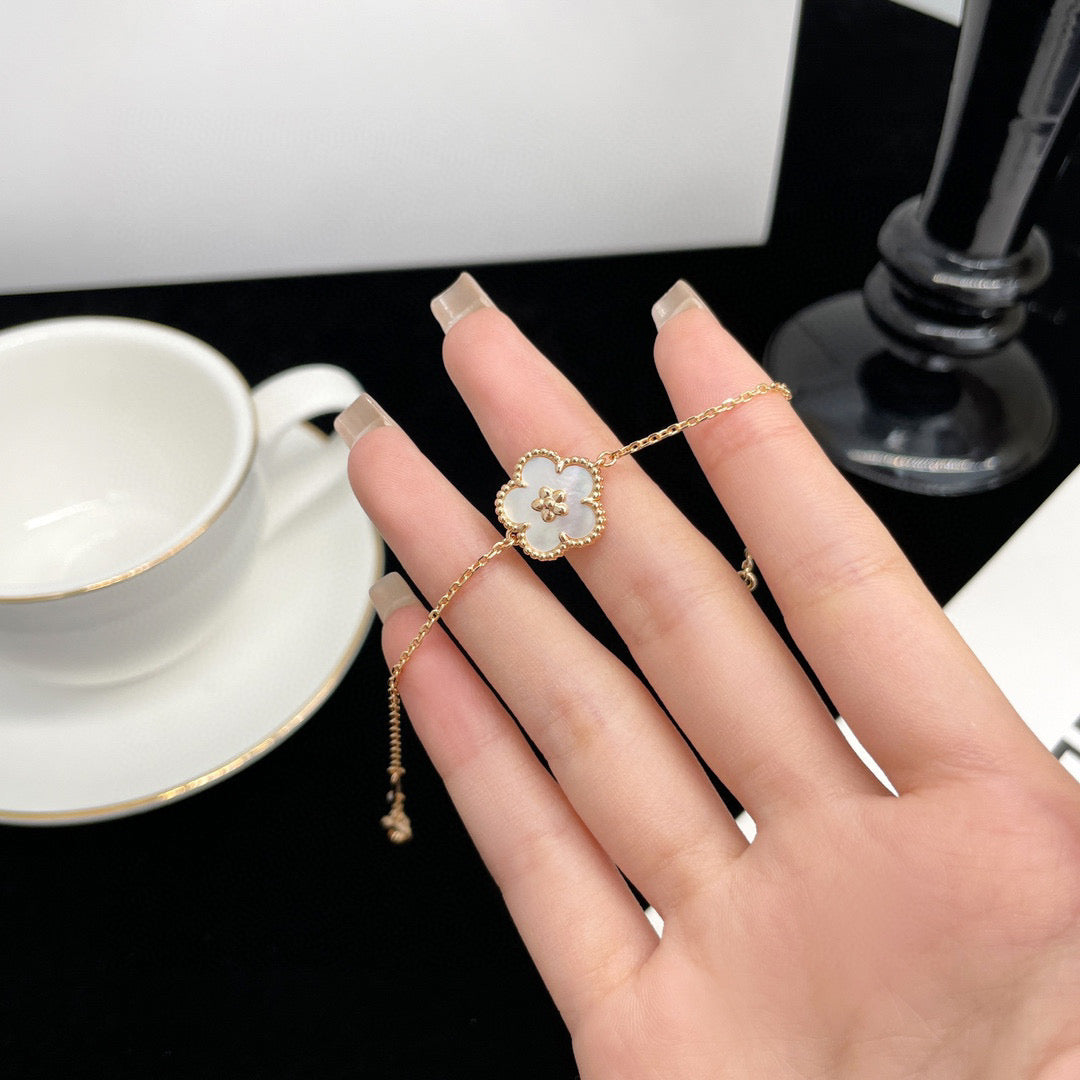 [BIJOUX]LUCKY WHITE MOP PLUM BLOSSOM  BRACELET