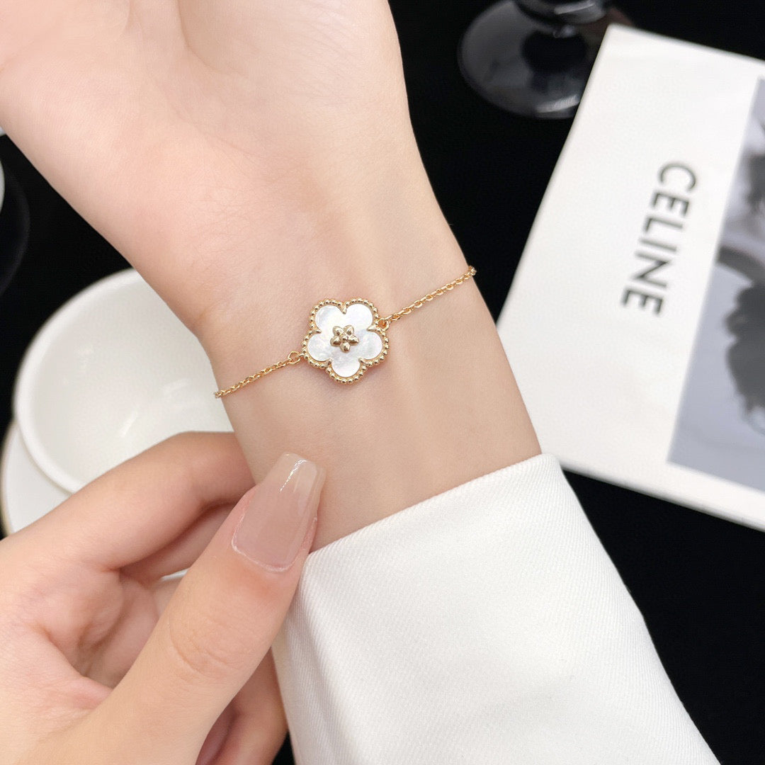 [BIJOUX]LUCKY WHITE MOP PLUM BLOSSOM  BRACELET