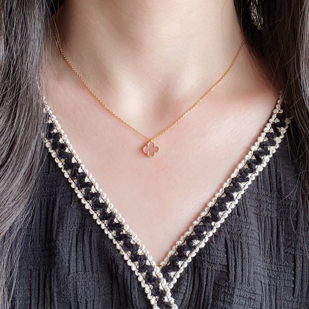 [BIJOUX]COLLIER PENDENTIF TRÈFLE FLEUR SIMPLE NACRE ROSE 9,5 MM