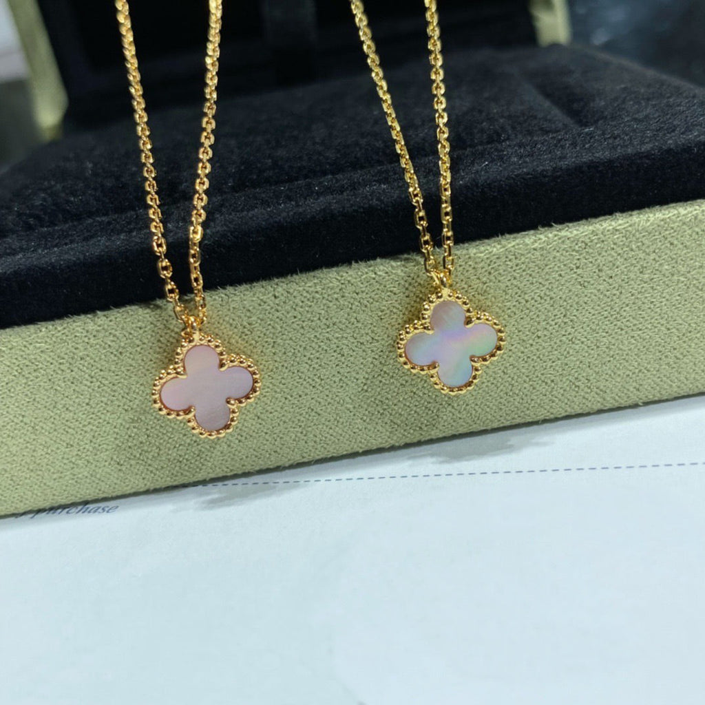 [BIJOUX]COLLIER PENDENTIF TRÈFLE FLEUR SIMPLE NACRE ROSE 9,5 MM