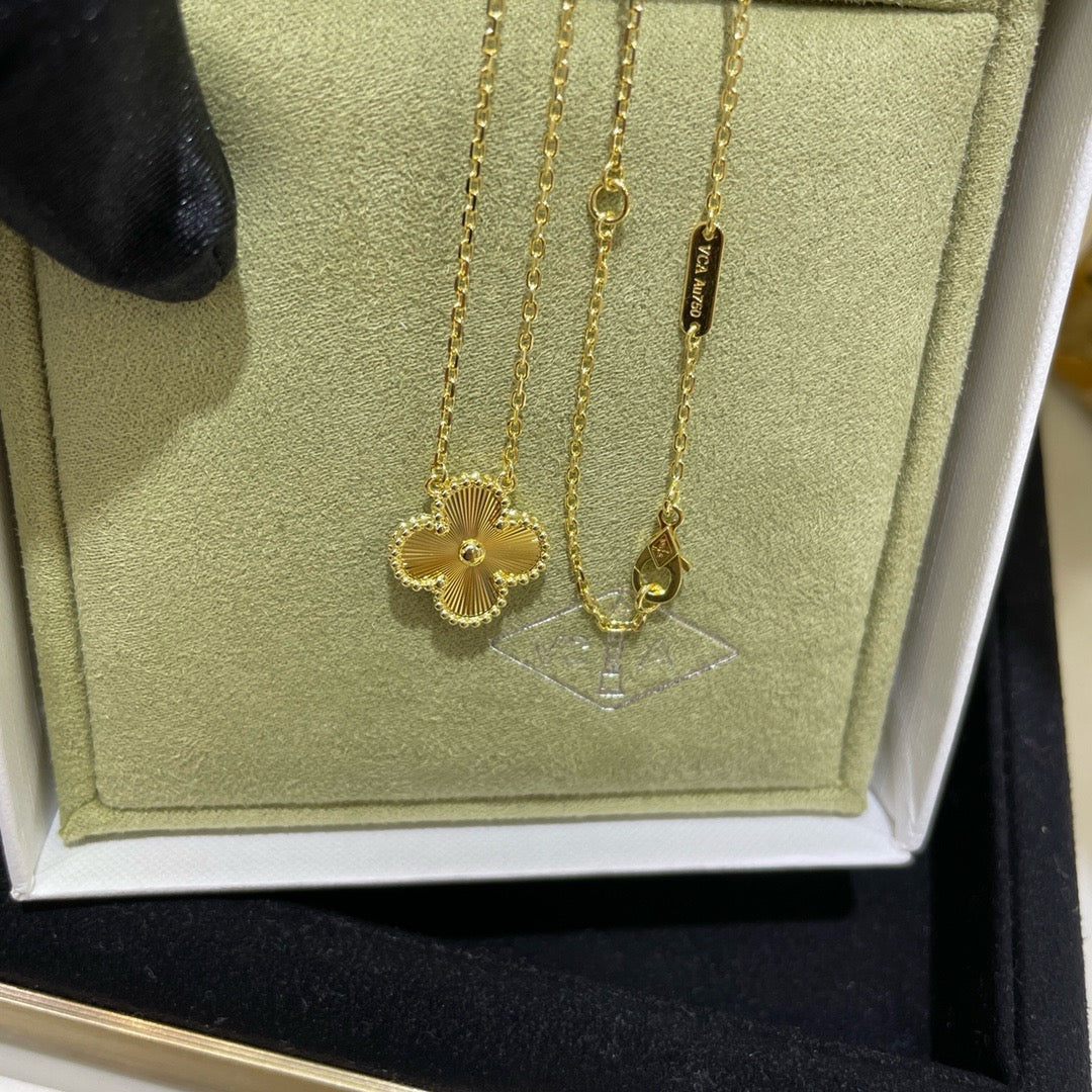 [BIJOUX] COLLIER LASER TRÈFLE 15MM