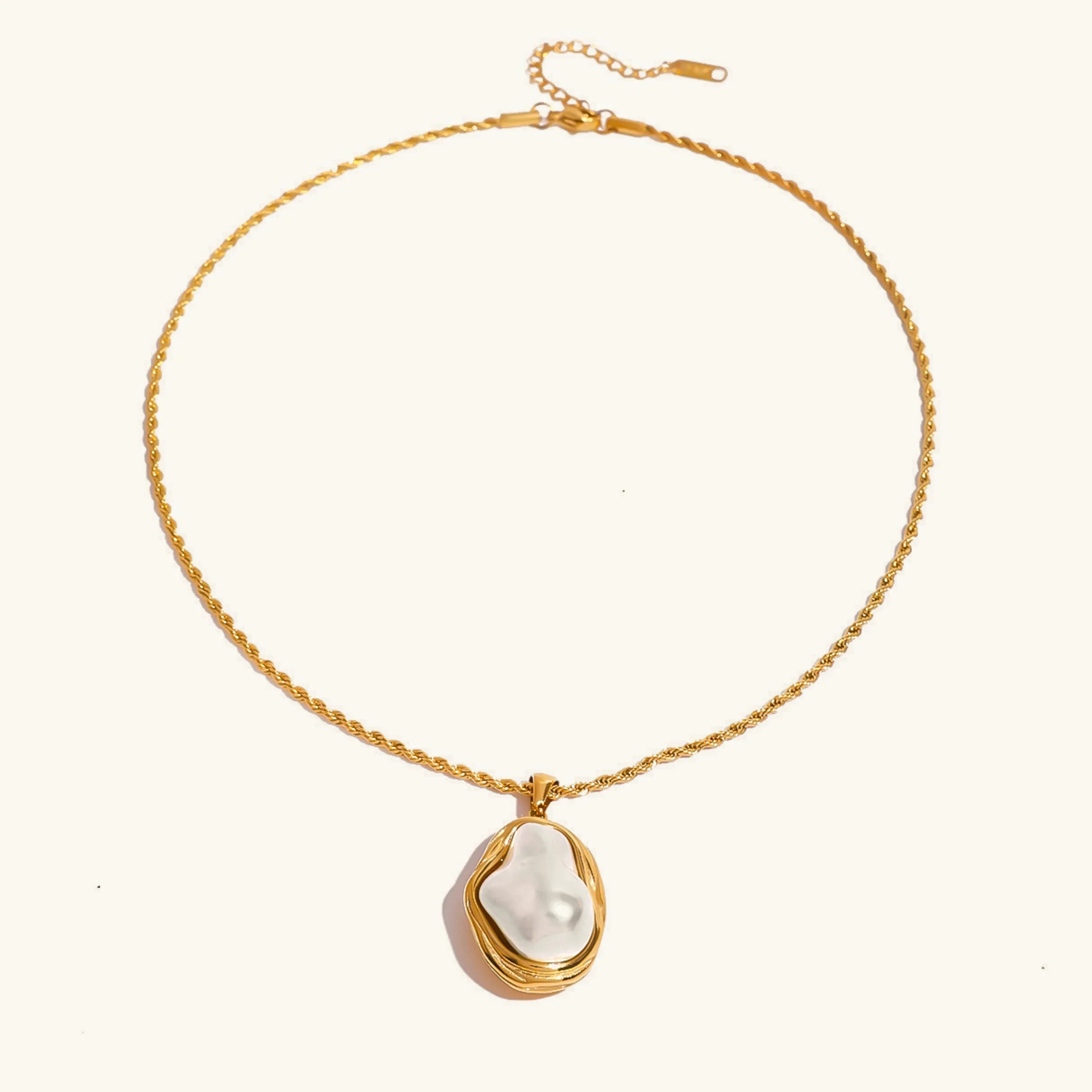 [Topon]Carly Mother Of Pearl Pendant