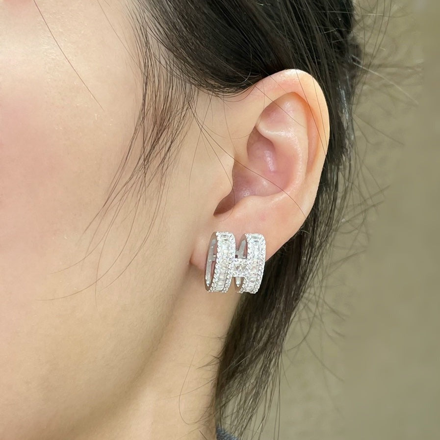 [BIJOUX]H STUD EARRINGS WITH SILVER DIAMONDS